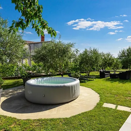 Oasis With Jacuzzi Vakantiehuis *