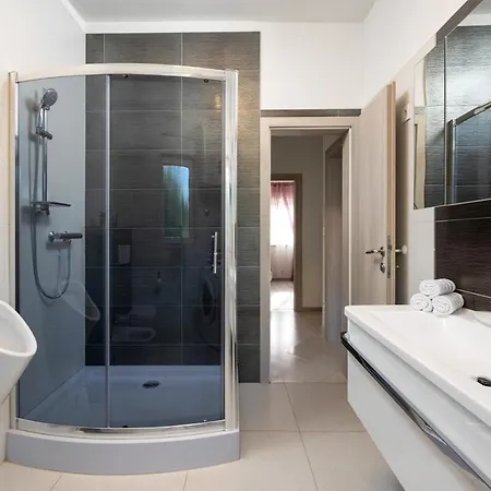 Vakantiehuis Oasis With Jacuzzi Kaštel Novi