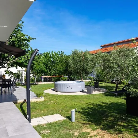 Vakantiehuis Oasis With Jacuzzi Kaštel Novi
