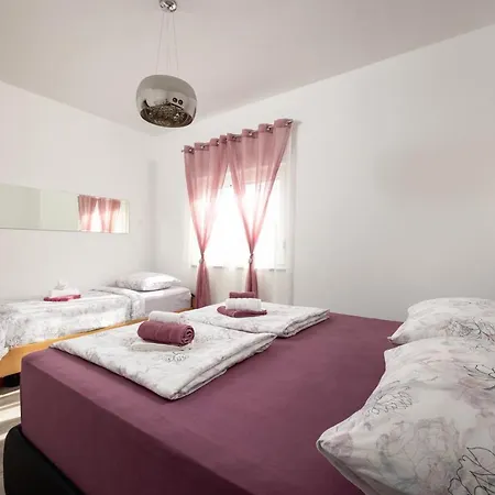 Oasis With Jacuzzi Vakantiehuis Kaštel Novi