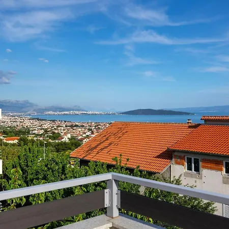 Oasis With Jacuzzi Vakantiehuis Kaštel Novi